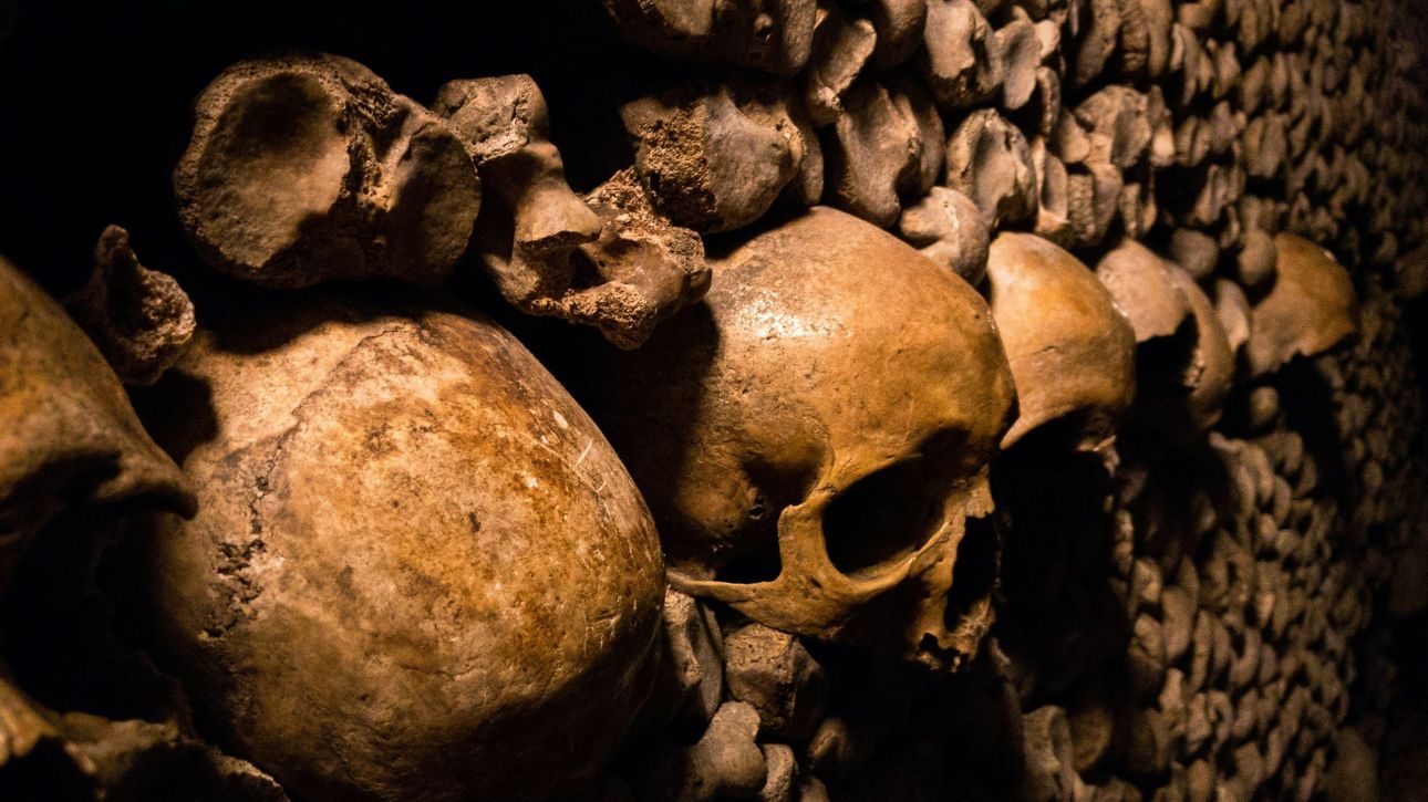 Το υπόγειο Παρίσι και οι κατακόμβες: H πιο σκοτεινή και συναρπαστική πλευρά της πόλης