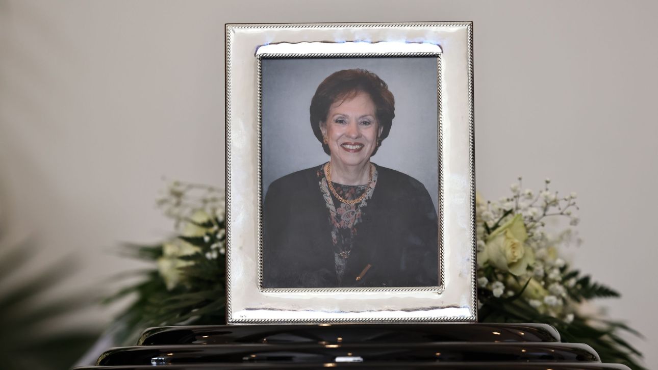 Ύ&sigma;&tau;&alpha;&tau;&omicron; &chi;&alpha;ί&rho;&epsilon; &sigma;&tau;&eta;&nu; Ά&nu;&nu;&alpha; &Psi;&alpha;&rho;&omicron;ύ&delta;&alpha; &Mu;&pi;&epsilon;&nu;ά&kappa;&eta; &sigma;&tau;&omicron; &Alpha;' &Nu;&epsilon;&kappa;