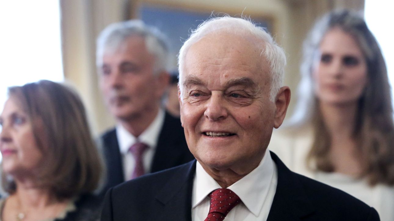 &Pi;έ&theta;&alpha;&nu;&epsilon; &sigma;&epsilon; &eta;&lambda;&iota;&kappa;ί&alpha; 82 &epsilon;&tau;ώ&nu; &omicron; &Alpha;&nu;&tau;ώ&nu;&eta;&sigmaf; &Mu;&alpha;&nu;&iota;&tau;ά&kappa;&eta;&sigmaf; - &Delta;&iota;ή&mu;&epsilon;&rho;&omicron; &pi;έ&nu;&theta;&omicron;&sigmaf; &sigma;&tau;&eta; &Nu;&omicron;&mu;&iota;&kappa;ή &Sigma;&chi;&omicron;&lambda;ή &tau;&omicron;&upsilon; &Alpha;&Pi;&Theta;