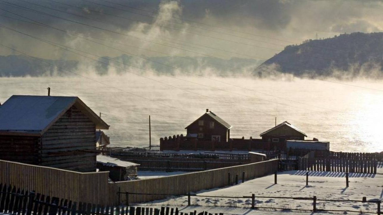 &Rho;&omega;&sigma;ί&alpha;: &Tau;&rho;&alpha;&gamma;&omega;&delta;ί&alpha; &sigma;&tau;&eta; &lambda;ί&mu;&nu;&eta; &Beta;&alpha;ϊ&kappa;ά&lambda;&eta; &sigma;&epsilon; &tau;&rho;&omicron;&chi;&alpha;ί&omicron; &delta;&upsilon;&sigma;&tau;ύ&chi;&eta;&mu;&alpha; - &Nu;&epsilon;&kappa;&rho;&omicron;ί &epsilon;&pi;&tau;ά &Kappa;&iota;&nu;έ&zeta;&omicron;&iota; &tau;&omicron;&upsilon;&rho;ί&sigma;&tau;&epsilon;&sigmaf;