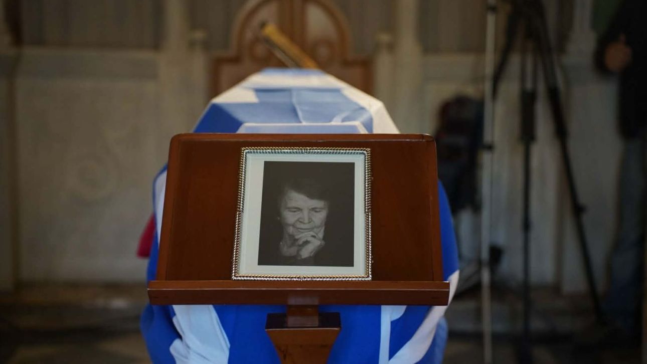 &Tau;&omicron; &tau;&epsilon;&lambda;&epsilon;&upsilon;&tau;&alpha;ί&omicron; &alpha;&nu;&tau;ί&omicron; &sigma;&tau;&eta;&nu; &Epsilon;&lambda;έ&nu;&eta; &Gamma;&lambda;ύ&kappa;&alpha;&tau;&zeta;&eta; - &Alpha;&rho;&beta;&epsilon;&lambda;έ&rho;: &Pi;&alpha;&rho;ώ&nu; &sigma;&tau;&eta;&nu; &kappa;&eta;&delta;&epsilon;ί&alpha; &kappa;&alpha;&iota; &omicron; &Kappa;. &Mu;&eta;&tau;&sigma;&omicron;&tau;ά&kappa;&eta;&sigmaf;