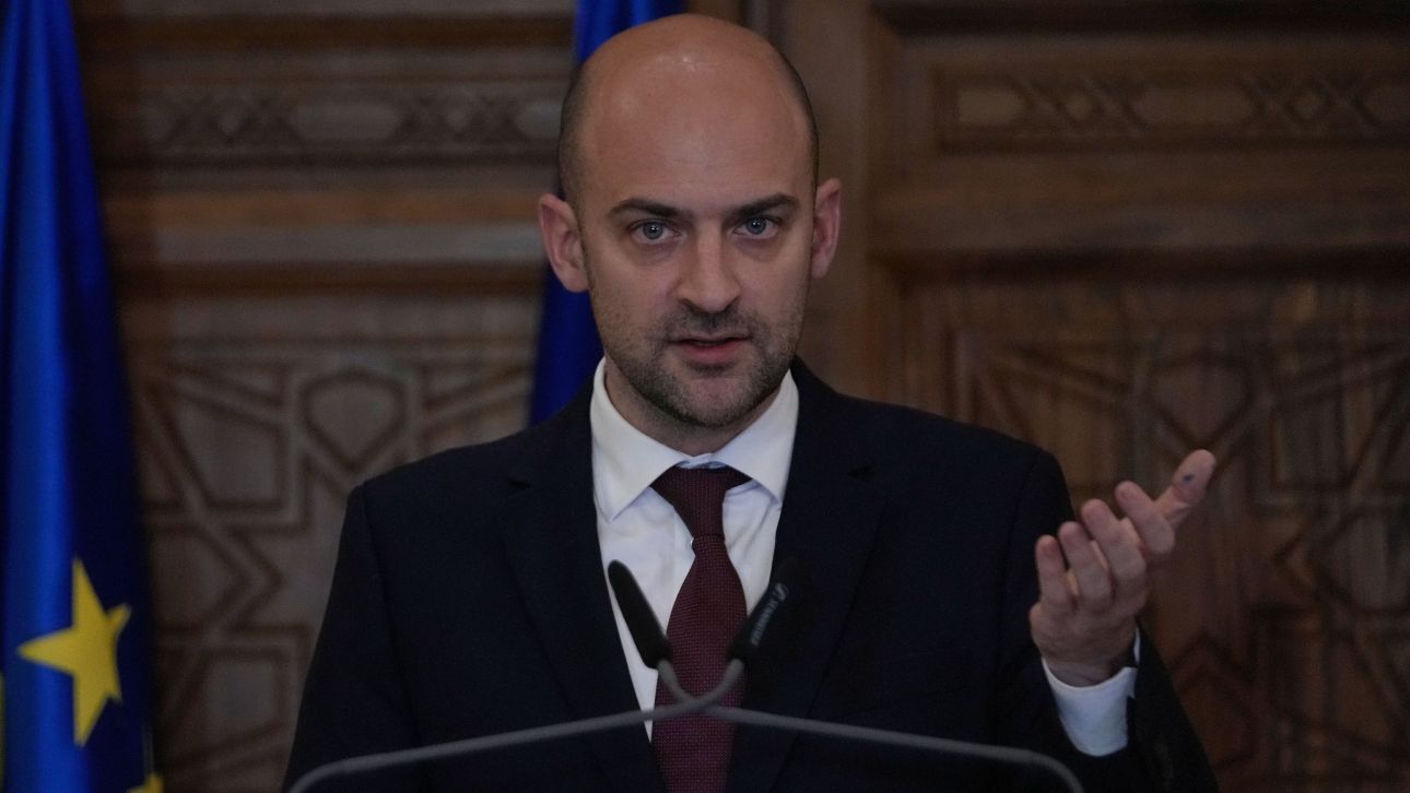 &Omicron; &alpha;&pi;&omicron;&lambda;&omicron;&gamma;&iota;&sigma;&mu;ό&sigmaf; &tau;&omicron;&upsilon; &Pi;&omicron;ύ&tau;&iota;&nu; &epsilon;ί&nu;&alpha;&iota; &laquo;&beta;&alpha;&rho;&iota;ά &kappa;&alpha;&iota; &tau;&alpha;&pi;&epsilon;&iota;&nu;&omega;&tau;&iota;&kappa;ή ή&tau;&tau;&alpha;&raquo;, &lambda;έ&epsilon;&iota; &omicron; &Gamma;ά&lambda;&lambda;&omicron;&sigmaf; &upsilon;&pi;&omicron;&upsilon;&rho;&gamma;ό&sigmaf; &Epsilon;&xi;&omega;&tau;&epsilon;&rho;&iota;&kappa;ώ&nu;