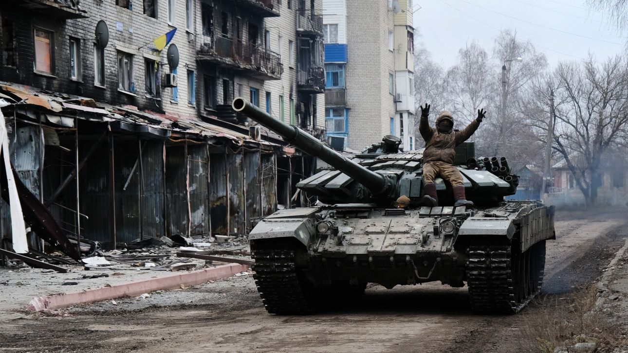 &Tau;έ&sigma;&sigma;&epsilon;&rho;&alpha; &chi;&rho;ό&nu;&iota;&alpha; &alpha;&pi;ό &tau;&eta;&nu; &rho;&omega;&sigma;&iota;&kappa;ή &epsilon;&iota;&sigma;&beta;&omicron;&lambda;ή: &Pi;ώ&sigmaf; &omicron; &pi;ό&lambda;&epsilon;&mu;&omicron;&sigmaf; &sigma;&tau;&eta;&nu; &Omicron;&upsilon;&kappa;&rho;&alpha;&nu;ί&alpha; ά&lambda;&lambda;&alpha;&xi;&epsilon; &tau;&omicron;&nu; &kappa;ό&sigma;&mu;&omicron;