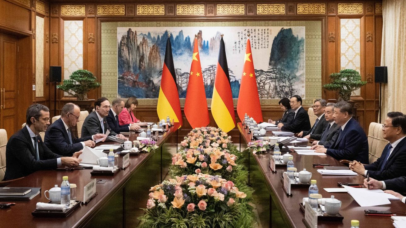 &Sigma;&tau;o &Pi;&epsilon;&kappa;ί&nu;&omicron; &omicron; &Gamma;&epsilon;&rho;&mu;&alpha;&nu;ό&sigmaf; &Kappa;&alpha;&gamma;&kappa;&epsilon;&lambda;ά&rho;&iota;&omicron;&sigmaf;: &Epsilon;&pi;ί &tau;ά&pi;&eta;&tau;&omicron;&sigmaf; &eta; &sigma;&iota;&nu;&omicron;&gamma;&epsilon;&rho;&mu;&alpha;&nu;&iota;&kappa;ή &sigma;&upsilon;&nu;&epsilon;&rho;&gamma;&alpha;&sigma;ί&alpha; - &Tau;&iota; &epsilon;ί&pi;&epsilon; &omicron; &Kappa;&iota;&nu;έ&zeta;&omicron;&sigmaf; &eta;&gamma;έ&tau;&eta;&sigmaf;