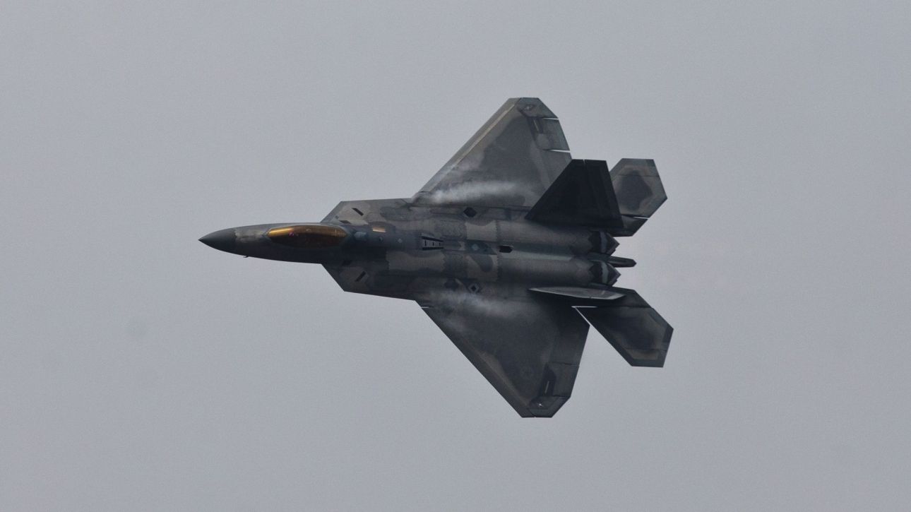 F-22 Raptor &kappa;&alpha;&iota; Stratotanker έ&sigma;&tau;&epsilon;&iota;&lambda;&epsilon; &omicron; &Tau;&rho;&alpha;&mu;&pi; &sigma;&tau;&omicron; &Iota;&sigma;&rho;&alpha;ή&lambda;: &Eta; &pi;&rho;&omicron;&epsilon;&iota;&delta;&omicron;&pi;&omicron;ί&eta;&sigma;&eta; &tau;&omicron;&upsilon; &Iota;&rho;ά&nu;