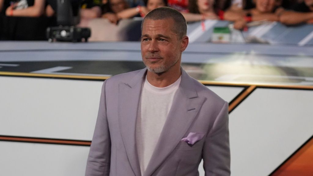 Στο λιμάνι της Ύδρας σήμερα ο Μπραντ Πιτ: Τα εντυπωσιακά σκηνικά εποχής και το «ιστορικό» δελφίνι