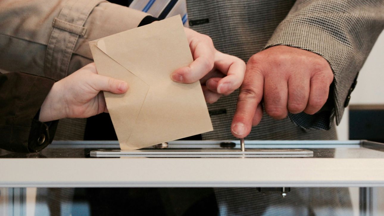 &Delta;&alpha;&nu;ί&alpha;: &Beta;&omicron;&upsilon;&lambda;&epsilon;&upsilon;&tau;&iota;&kappa;έ&sigmaf; &epsilon;&kappa;&lambda;&omicron;&gamma;έ&sigmaf; &sigma;&tau;&iota;&sigmaf; 24 &Mu;&alpha;&rho;&tau;ί&omicron;&upsilon; - &Sigma;&tau;&omicron; &pi;&rho;&omicron;&sigma;&kappa;ή&nu;&iota;&omicron; &eta; &kappa;&rho;ί&sigma;&eta; &tau;&eta;&sigmaf; &Gamma;&rho;&omicron;&iota;&lambda;&alpha;&nu;&delta;ί&alpha;&sigmaf;