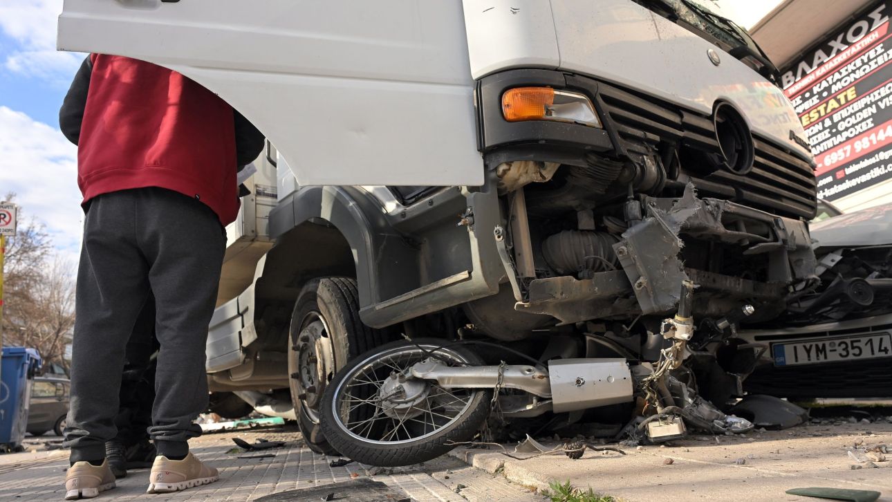 &Eta; &tau;&rho;&epsilon;&lambda;ή &pi;&omicron;&rho;&epsilon;ί&alpha; &phi;&omicron;&rho;&tau;&eta;&gamma;&omicron;ύ &sigma;&tau;&eta; &Lambda;&epsilon;&omega;&phi;ό&rho;&omicron; &Theta;&eta;&beta;ώ&nu;: &Sigma;&mu;&pi;&alpha;&rho;ά&lambda;&iota;&alpha; &tau;&alpha; &omicron;&chi;ή&mu;&alpha;&tau;&alpha; &pi;&omicron;&upsilon; &pi;&alpha;&rho;έ&sigma;&upsilon;&rho;&epsilon;