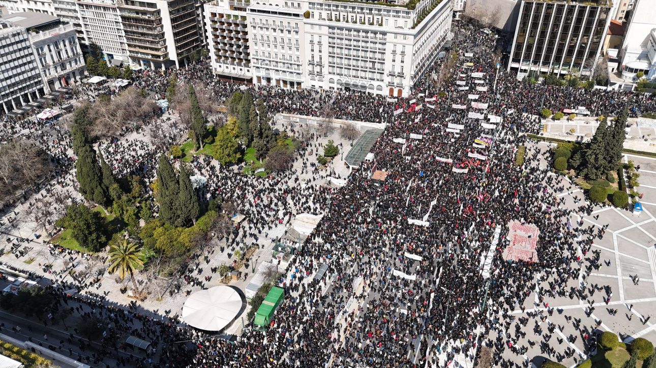 Τρία χρόνια από τα Τέμπη: Γέμισε με κόσμο η πλατεία Συντάγματος – Σε εξέλιξη η διαδήλωση
