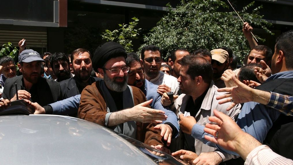 Ποιος είναι ο Μοτζτάμπα Χαμενεΐ ο γιος και φερόμενος διάδοχος του ανώτατου ηγέτη του Ιράν