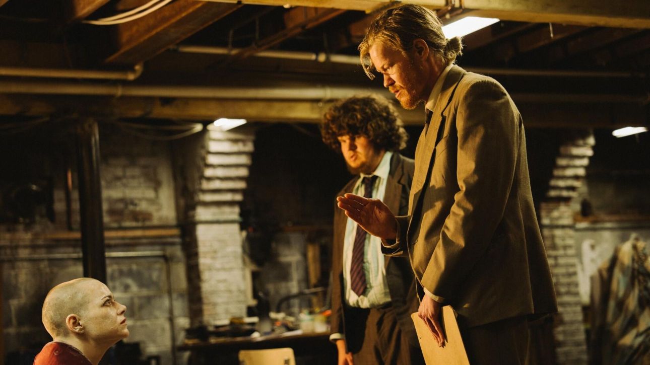 «Bugonia»: Γιατί η ταινία του Λάνθιμου αξίζει το Όσκαρ Καλύτερης Ταινίας