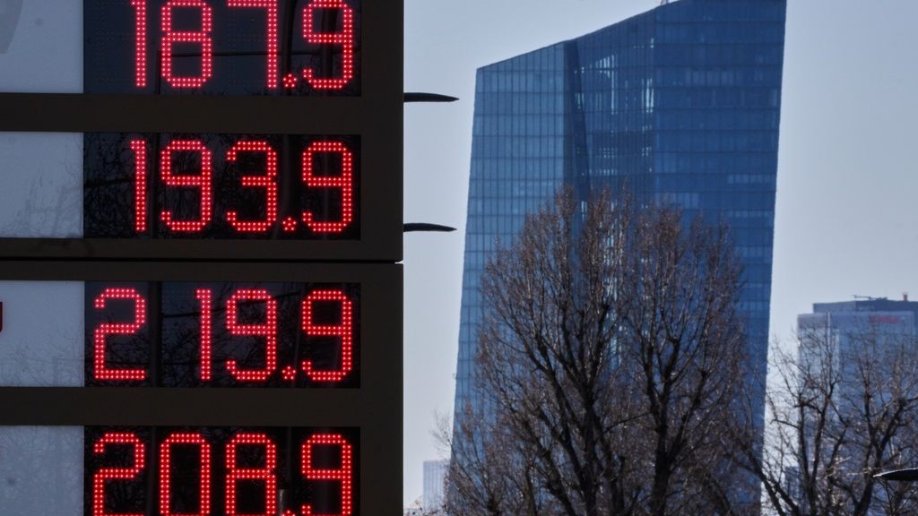 Ιστορικό σοκ στην αγορά πετρελαίου - Πώς αντιδρούν οι χώρες του πλανήτη