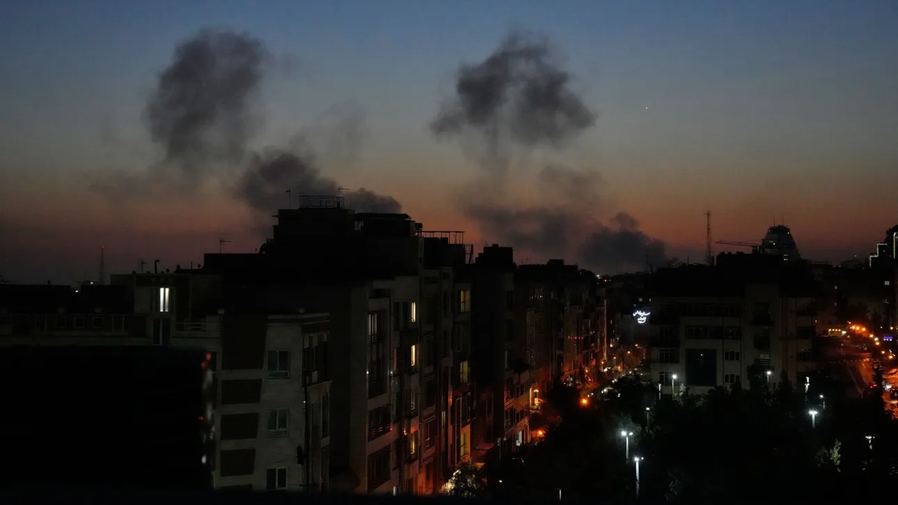 Η εμπόλεμη κατάσταση στη Μέση Ανατολή εκτραχύνεται επικίνδυνα, με τον Τραμπ να απειλεί καταστροφή υποδομών στο Ιράν