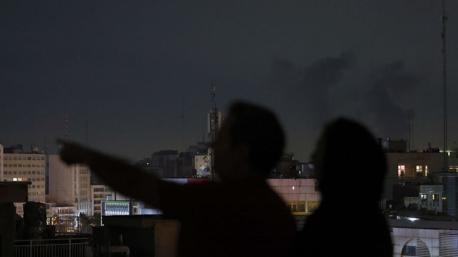 Οι IDF έπληξαν πετρελαϊκές εγκαταστάσεις στην Τεχεράνη - Ιράν: «Έτοιμοι να απαντήσουμε στις ΗΠΑ»