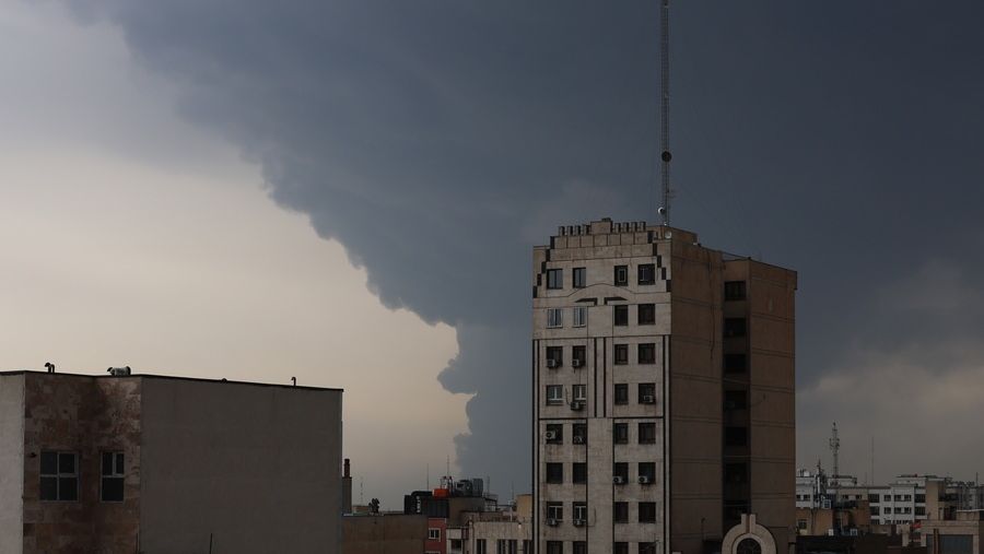 Τέσσερις νεκροί από το χτύπημα στις δεξαμενές πετρελαίου στην Τεχεράνη: Φονικά πλήγματα στη Βηρυτό