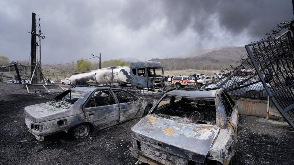 Ιστορικό άλμα για το πετρέλαιο, «αιμορραγία» στις αγορές: Μπαράζ εκρήξεων στην Τεχεράνη