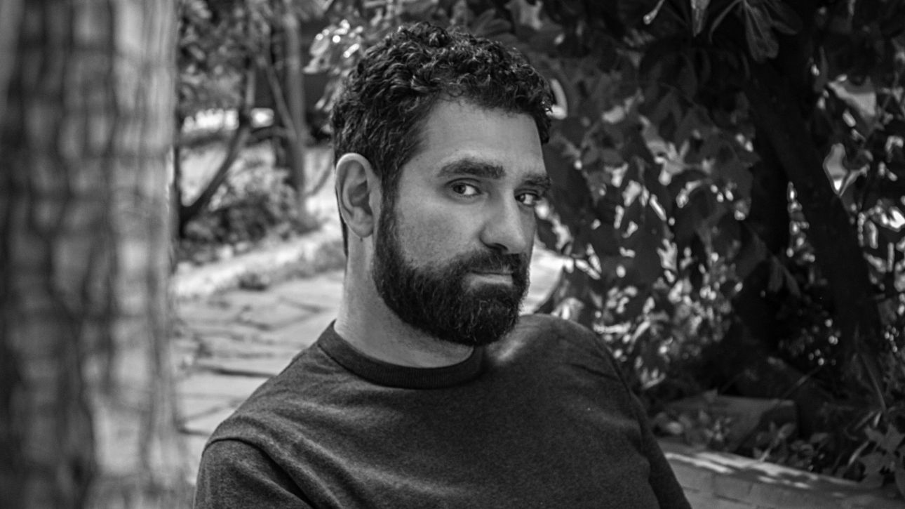 Ο Αντώνης Κορτέλης στο CNN Greece: «Δεν σκεφτόμαστε γραμμικά — θυμόμαστε αποσπασματικά»