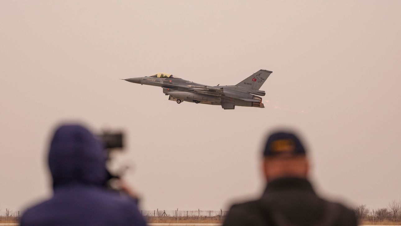 &Kappa;ύ&mu;&alpha; &alpha;&nu;&tau;&iota;&delta;&rho;ά&sigma;&epsilon;&omega;&nu; &alpha;&mu;&epsilon;&rho;&iota;&kappa;&alpha;&nu;ώ&nu; &beta;&omicron;&upsilon;&lambda;&epsilon;&upsilon;&tau;ώ&nu; &gamma;&iota;&alpha; &tau;&alpha; &tau;&omicron;&upsilon;&rho;&kappa;&iota;&kappa;ά F-16 &sigma;&tau;&alpha; &Kappa;&alpha;&tau;&epsilon;&chi;ό&mu;&epsilon;&nu;&alpha;