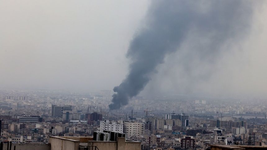 Ολονύχτια πυρά από Ιράν και Ισραήλ – «Η πιο βίαιη επίθεση από την αρχή του πολέμου» λέει η Τεχεράνη