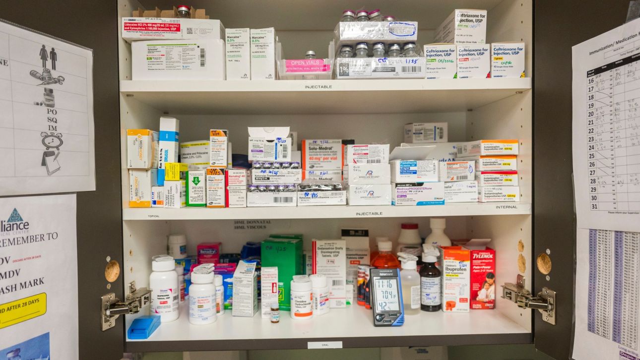 Έ&nu;&alpha;&sigmaf; &sigma;&tau;&omicron;&upsilon;&sigmaf; &tau;&rho;&epsilon;&iota;&sigmaf; &Alpha;&mu;&epsilon;&rho;&iota;&kappa;&alpha;&nu;&omicron;ύ&sigmaf; &kappa;ά&nu;&epsilon;&iota; &theta;&upsilon;&sigma;ί&epsilon;&sigmaf; &gamma;&iota;&alpha; &nu;&alpha; &kappa;&alpha;&lambda;ύ&psi;&epsilon;&iota; &tau;&alpha; έ&xi;&omicron;&delta;&alpha; &tau;&eta;&sigmaf; &upsilon;&gamma;&epsilon;&iota;&omicron;&nu;&omicron;&mu;&iota;&kappa;ή&sigmaf; &tau;&omicron;&upsilon; &pi;&epsilon;&rho;ί&theta;&alpha;&lambda;&psi;&eta;