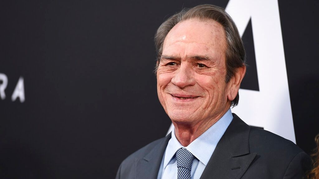 «The Lowdown»: Ο Τόμι Λι Τζόουνς στον πρώτο του τηλεοπτικό ρόλο μετά από τέσσερις δεκαετίες