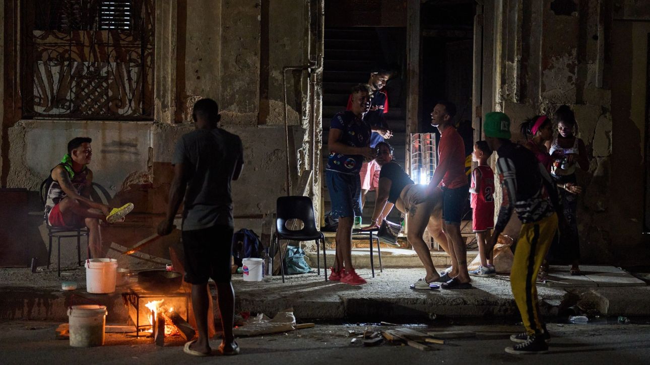 &Kappa;&omicron;ύ&beta;&alpha;: &Kappa;&tau;ή&rho;&iota;&omicron; &tau;&omicron;&upsilon; &Kappa;&omicron;&mu;&mu;&omicron;&upsilon;&nu;&iota;&sigma;&tau;&iota;&kappa;&omicron;ύ &Kappa;ό&mu;&mu;&alpha;&tau;&omicron;&sigmaf; &beta;&alpha;&nu;&delta;&alpha;&lambda;ί&sigma;&tau;&eta;&kappa;&epsilon; &sigma;&epsilon; &delta;&iota;&alpha;&delta;ή&lambda;&omega;&sigma;&eta; &kappa;&alpha;&tau;ά &tau;&omega;&nu; &mu;&pi;&lambda;&alpha;&kappa; ά&omicron;&upsilon;&tau;