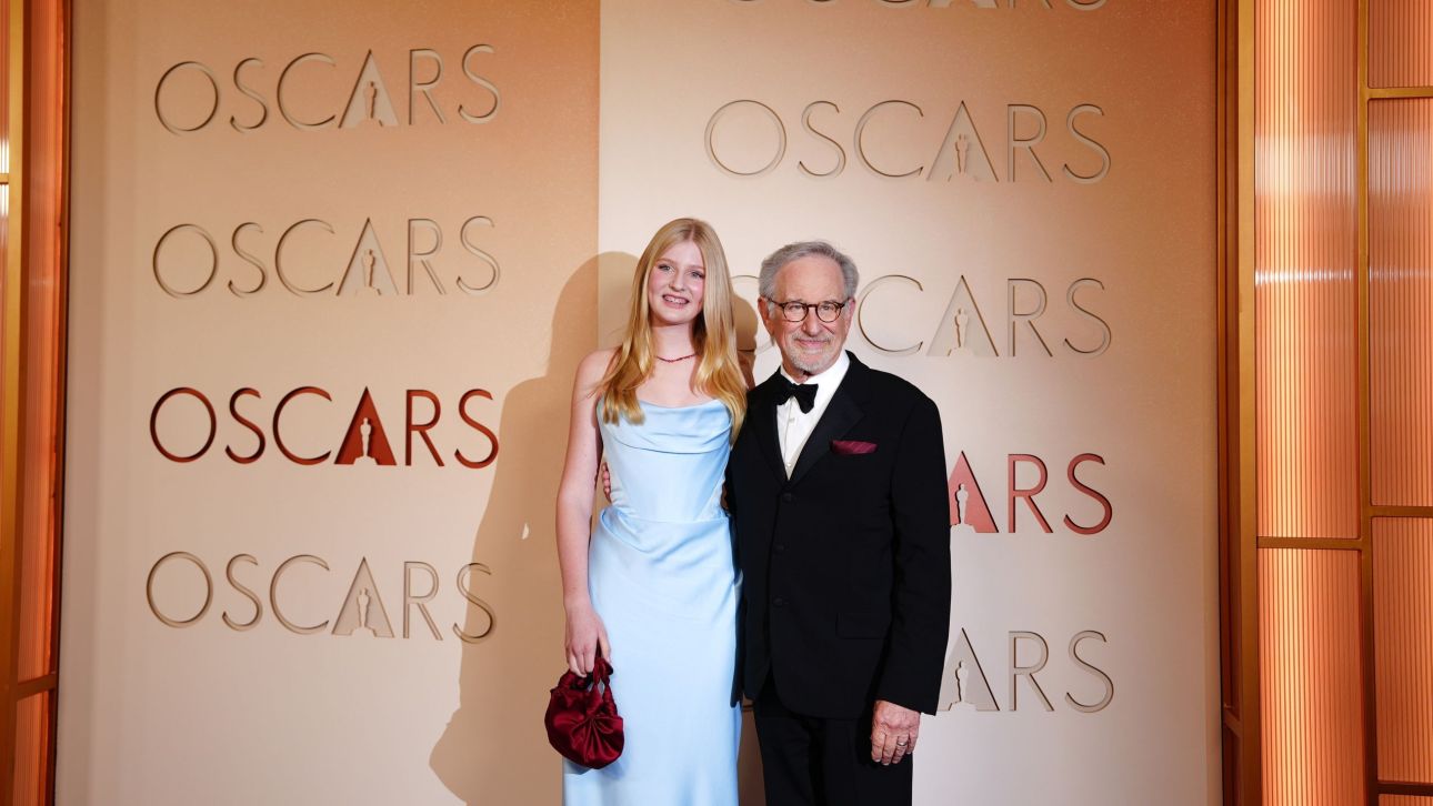 Η τρυφερή εμφάνιση του Στίβεν Σπίλμπεργκ με την εγγονή του στο κόκκινο χαλί των Όσκαρ
