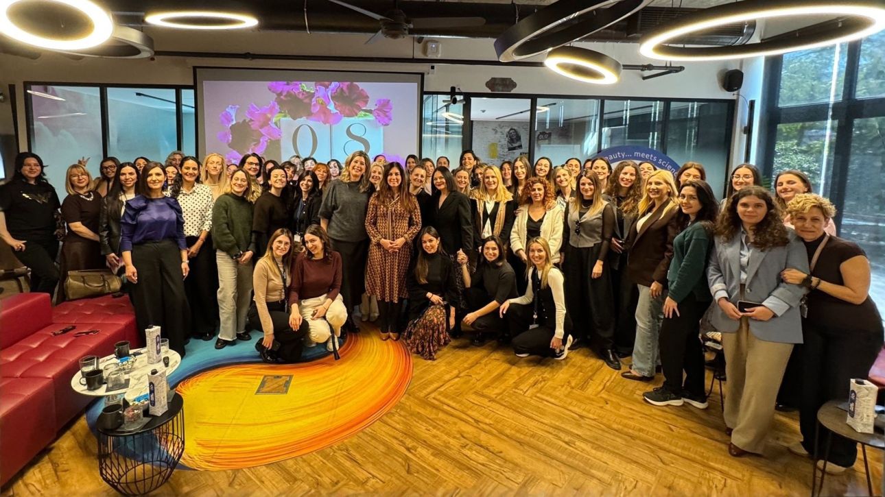 &Kappa;&omicron;&rho;&upsilon;&phi;&alpha;ί&alpha; &delta;&iota;ά&kappa;&rho;&iota;&sigma;&eta; &gamma;&iota;&alpha; &tau;&eta;&nu; AbbVie: 1&eta; &theta;έ&sigma;&eta; &sigma;&tau;&alpha; Best Workplaces&trade; for Women Hellas 2026