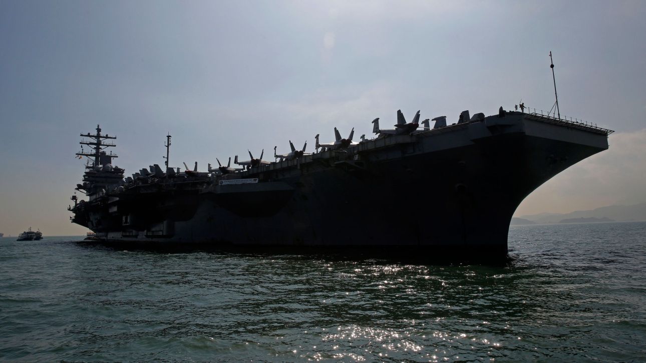 &Tau;&omicron; &alpha;&epsilon;&rho;&omicron;&pi;&lambda;&alpha;&nu;&omicron;&phi;ό&rho;&omicron; USS Boxer &kappa;&alpha;&iota; 2.500 &pi;&epsilon;&zeta;&omicron;&nu;&alpha;ύ&tau;&epsilon;&sigmaf; &sigma;&tau;έ&lambda;&nu;&omicron;&upsilon;&nu; &omicron;&iota; &Eta;&Pi;&Alpha; &sigma;&tau;&eta; &Mu;έ&sigma;&eta; &Alpha;&nu;&alpha;&tau;&omicron;&lambda;ή