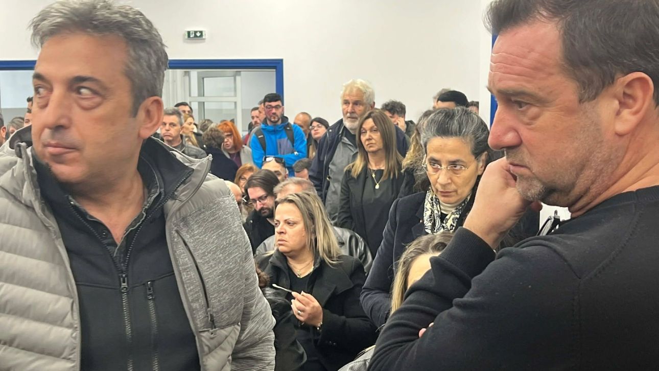 Μετ’ εμποδίων ξεκίνησε η δίκη για τα Τέμπη – Οι δικηγόροι ζητούν να βρεθεί άλλη αίθουσα