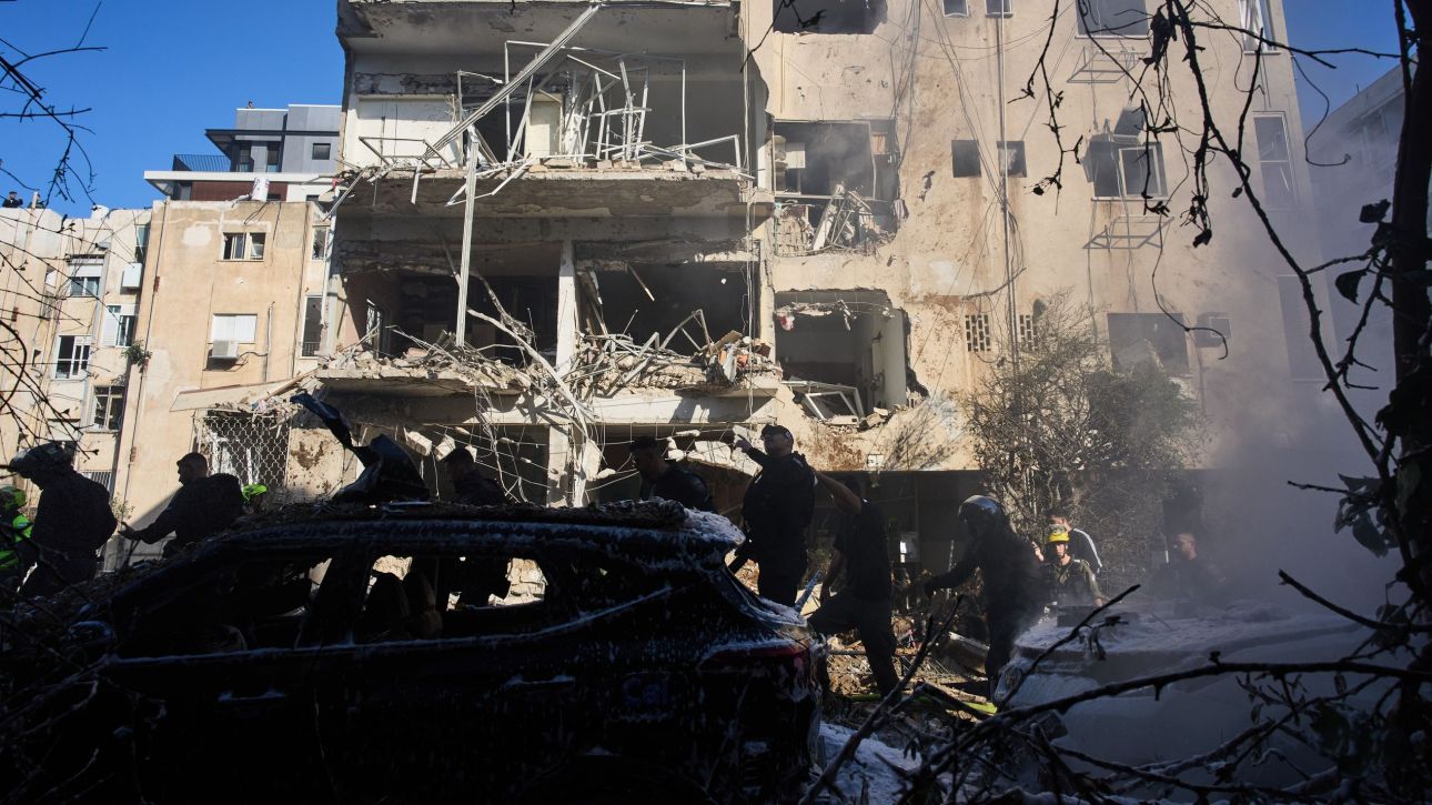 Bό&mu;&beta;&alpha; &mu;&epsilon; &kappa;&epsilon;&phi;&alpha;&lambda;ή 100 &kappa;&iota;&lambda;ώ&nu; έ&pi;&epsilon;&sigma;&epsilon; &tau;&omicron; &Tau;&epsilon;&lambda; &Alpha;&beta;ί&beta; - Έ&xi;&iota; &tau;&rho;&alpha;&upsilon;&mu;&alpha;&tau;ί&epsilon;&sigmaf; &kappa;&alpha;&iota; &upsilon;&lambda;&iota;&kappa;έ&sigmaf; &zeta;&eta;&mu;&iota;έ&sigmaf; &alpha;&pi;ό &iota;&rho;&alpha;&nu;&iota;&kappa;ά &pi;&lambda;ή&gamma;&mu;&alpha;&tau;&alpha;