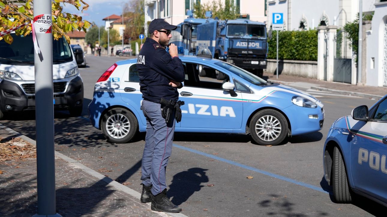 &Iota;&tau;&alpha;&lambda;ί&alpha;: 13&chi;&rho;&omicron;&nu;&omicron;&sigmaf; &mu;&alpha;&chi;&alpha;ί&rho;&omega;&sigma;&epsilon; &kappa;&alpha;&theta;&eta;&gamma;ή&tau;&rho;&iota;&alpha; &sigma;&tau;&eta;&nu; &epsilon;ί&sigma;&omicron;&delta;&omicron; &tau;&omicron;&upsilon; &sigma;&chi;&omicron;&lambda;&epsilon;ί&omicron;&upsilon; &kappa;&alpha;&iota; &beta;&iota;&nu;&tau;&epsilon;&omicron;&sigma;&kappa;ό&pi;&eta;&sigma;&epsilon; &tau;&eta;&nu; &epsilon;&pi;ί&theta;&epsilon;&sigma;&eta;