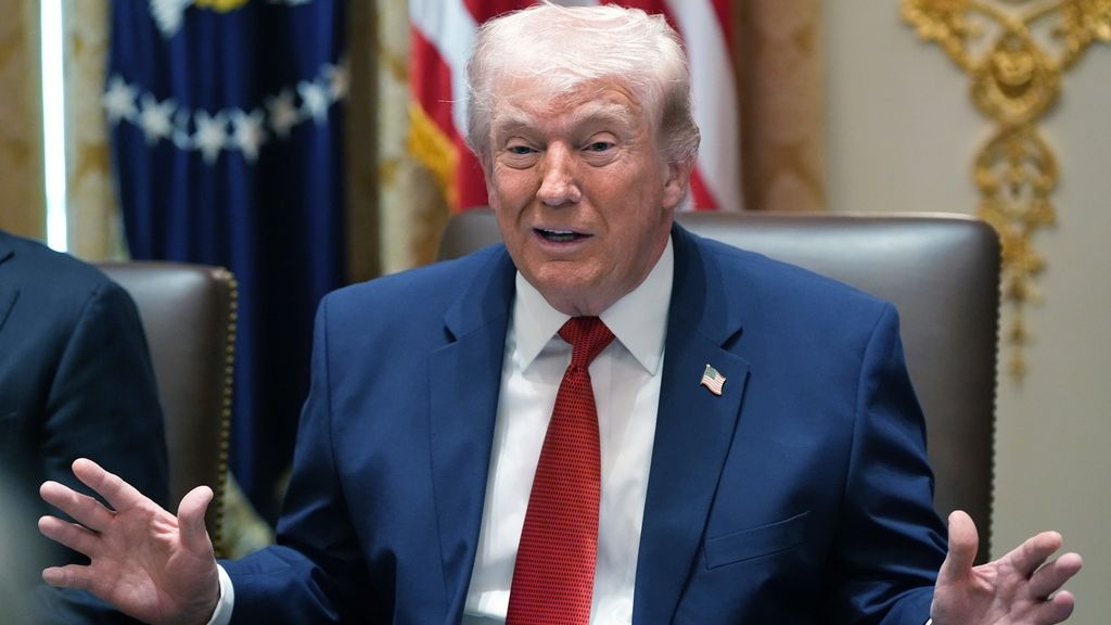 Επιμένει ο Τραμπ: «Είμαστε σε συνομιλίες με ένα νέο πιο λογικό καθεστώς στο Ιράν»