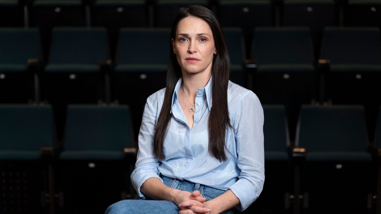 Η Μαίρη Μηνά «Επί Σκηνής»: «Bουτήξαμε xωρίς δίχτυ ασφαλείας σε κάτι τρομακτικά άγνωστο»