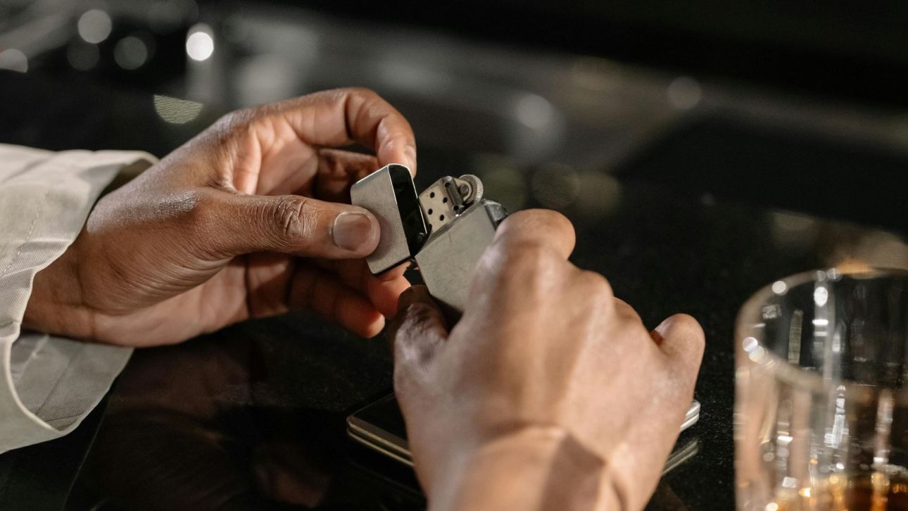 &Pi;&rho;&omicron;&beta;&lambda;&eta;&mu;&alpha;&tau;&iota;&sigma;&mu;ό&sigmaf; &gamma;&iota;&alpha; &tau;&alpha; &kappa;&alpha;&pi;&nu;&iota;&kappa;ά &pi;&rho;&omicron;ϊό&nu;&tau;&alpha; &sigma;&tau;&eta;&nu; &Epsilon;&upsilon;&rho;ώ&pi;&eta; - &laquo;&Alpha;&pi;&omicron;&upsilon;&sigma;&iota;ά&zeta;&omicron;&upsilon;&nu;&raquo; &omicron;&iota; &mu;&epsilon;&lambda;έ&tau;&epsilon;&sigmaf; &epsilon;&pi;&iota;&pi;&tau;ώ&sigma;&epsilon;&omega;&nu;