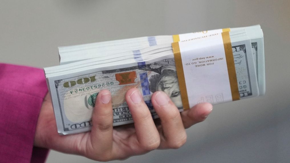 Ο Τραμπ γίνεται ο πρώτος εν ενεργεία πρόεδρος που βάζει την υπογραφή του σε χαρτονομίσματα