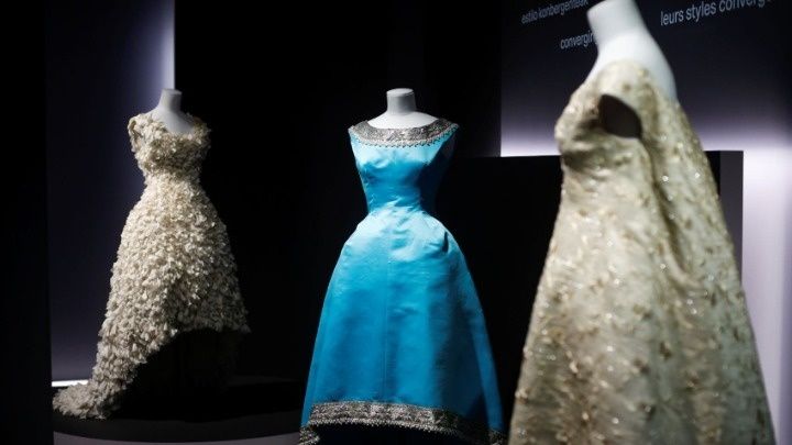 «The Givenchiaga Family»: Η έκθεση για την δημιουργική συγγένεια κολεξιόν δύο μόδιστρων