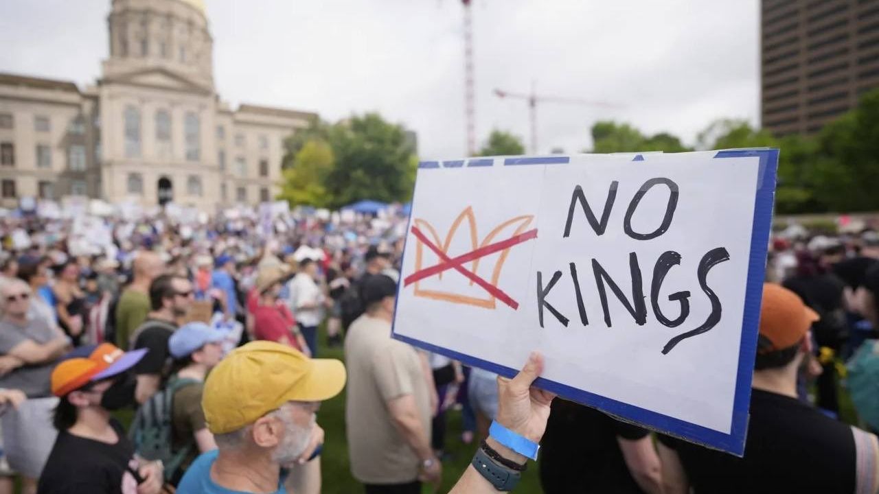 «Καλώς ήλθατε στο πάρτι»: Ο πρόεδρος Ιρανικού κοινοβουλίου παρομοίασε τον Τραμπ με τον έκπτωτο Σάχη