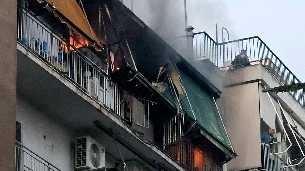 Στο νοσοκομείο δύο ηλικιωμένοι από την πυρκαγιά στο διαμέρισμα στο Γκύζη - Τέθηκε υπό έλεγχο