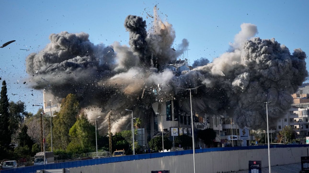 &Eta;&Pi;&Alpha; &kappa;&alpha;&iota; &Iota;&rho;ά&nu; &rho;ί&chi;&nu;&omicron;&upsilon;&nu; &laquo;&gamma;έ&phi;&upsilon;&rho;&epsilon;&sigmaf;&raquo; - &Tau;&omicron; &kappa;ό&sigma;&tau;&omicron;&sigmaf; &tau;&omicron;&upsilon; &pi;&omicron;&lambda;έ&mu;&omicron;&upsilon;... &mu;&epsilon;&iota;ώ&nu;&epsilon;&iota; &beta;ό&mu;&beta;&epsilon;&sigmaf;, &alpha;&pi;&epsilon;&iota;&lambda;έ&sigmaf; &kappa;&alpha;&iota; &alpha;&pi;&alpha;&iota;&tau;ή&sigma;&epsilon;&iota;&sigmaf;