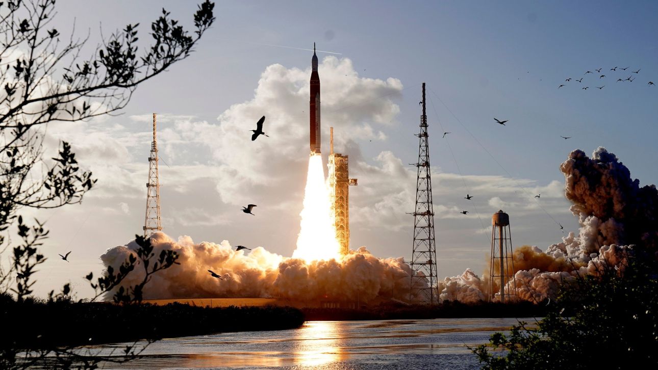 Εντυπωσιακές εικόνες από την επιτυχημένη εκτόξευση του Artemis II στη Σελήνη