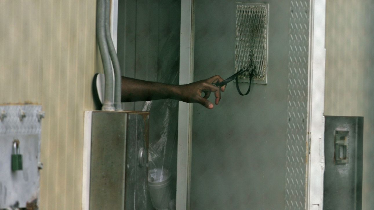 &Chi;ά&rho;&eta; &sigma;&epsilon; 2.100 &kappa;&rho;&alpha;&tau;&omicron;ύ&mu;&epsilon;&nu;&omicron;&upsilon;&sigmaf; &lambda;ό&gamma;&omega; &Pi;ά&sigma;&chi;&alpha; έ&delta;&omega;&sigma;&epsilon; &eta; &Kappa;&omicron;ύ&beta;&alpha; - &Pi;&omicron;&iota;&omicron;&iota; &delta;&epsilon;&nu; &mu;&pi;ή&kappa;&alpha;&nu; &sigma;&tau;&eta; &lambda;ί&sigma;&tau;&alpha;