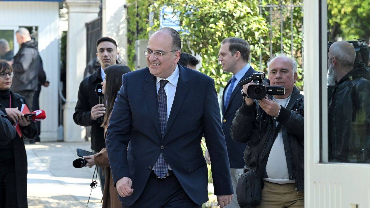 Στο στόχαστρο του ΠΑΣΟΚ η κυβέρνηση για τη στήριξη σε Μακάριο Λαζαρίδη