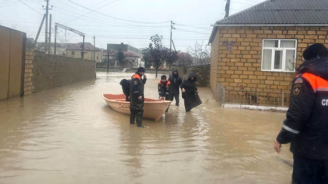 &Rho;&omega;&sigma;ί&alpha;: &Delta;ύ&omicron; &nu;&epsilon;&kappa;&rho;&omicron;ί, &chi;&iota;&lambda;&iota;ά&delta;&epsilon;&sigmaf; ά&sigma;&tau;&epsilon;&gamma;&omicron;&iota; &alpha;&pi;ό &tau;&iota;&sigmaf; &pi;&lambda;&eta;&mu;&mu;ύ&rho;&epsilon;&sigmaf; &sigma;&tau;&omicron; &Nu;&tau;&alpha;&gamma;&kappa;&epsilon;&sigma;&tau;ά&nu;