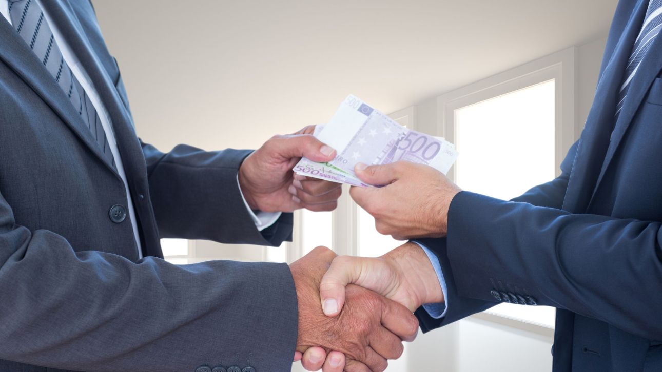 Ευρωβαρόμετρο: Το 97% των Ελλήνων πιστεύουν ότι υπάρχει διαφθορά στη χώρα