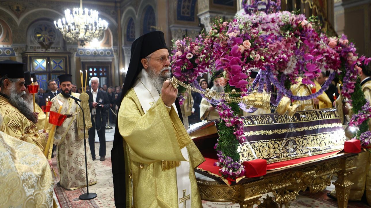 Κλίμα κατάνυξης στην ακολουθία του Επιταφίου στη Μητρόπολη: Σε εξέλιξη η περιφορά στην Αθήνα