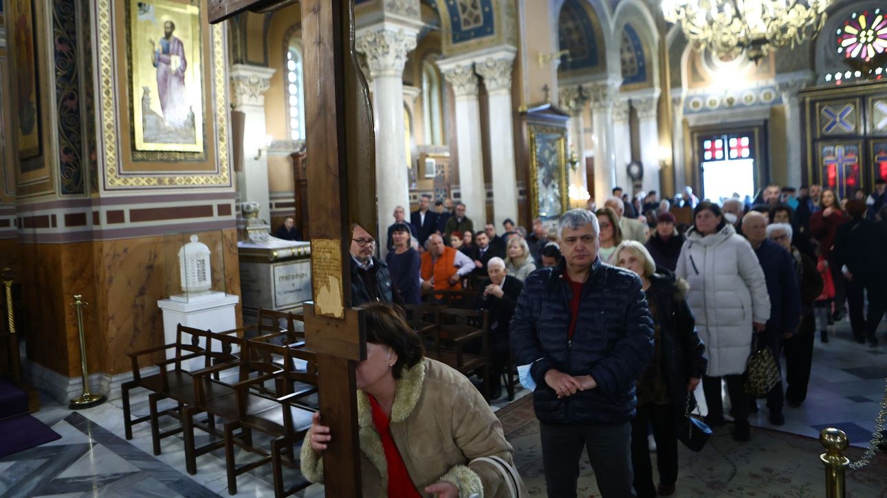 Με κατάνυξη και συγκίνηση η Τελετή Αποκαθήλωσης σε Ελλάδα και Ιεροσόλυμα