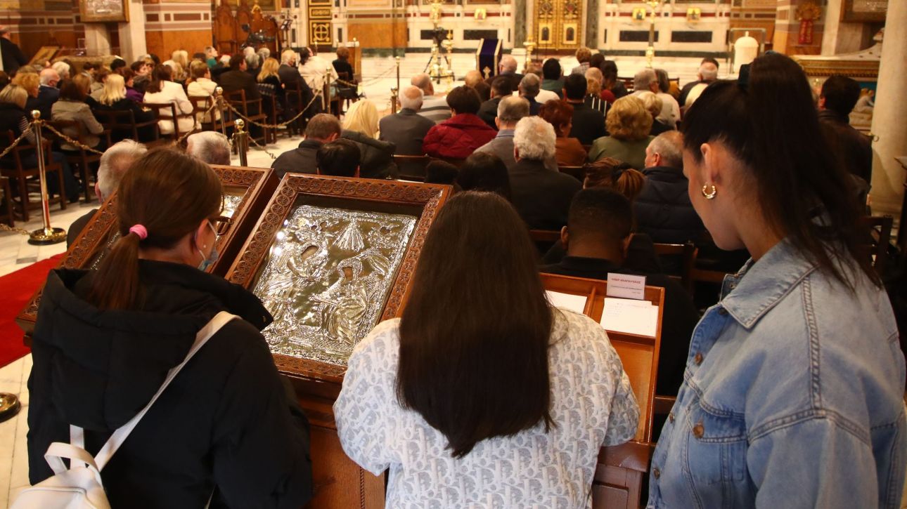 Μεγάλη Παρασκευή: Πλήθος πιστών στην Μητρόπολη Αθηνών για την Ακολουθία των «Μεγάλων Ωρών»