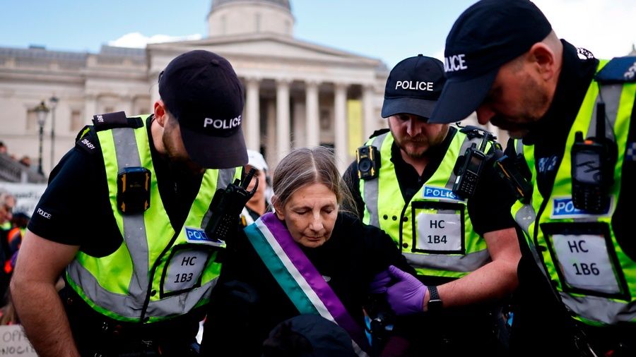 Λονδίνο: Πάνω από 200 συλλήψεις σε δράση της Palestine Action - «Σηκωτές» ηλικιωμένες διαδηλώτριες