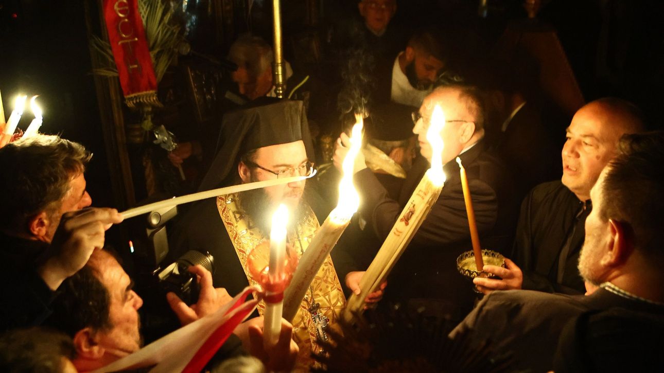 Εσβησε το κερί με το Άγιο Φως που κρατούσε ιερέας σε εκκλησία στην Εύβοια